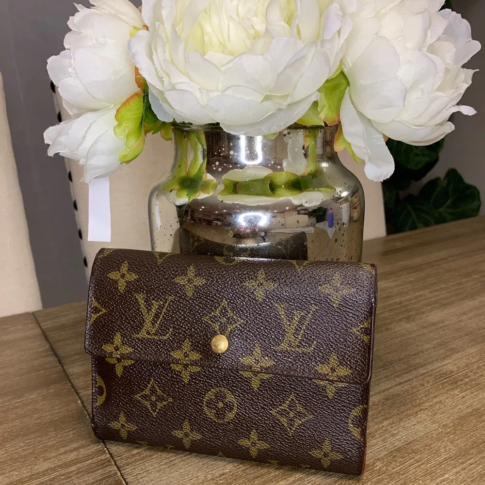 Authentic Louis Vuittton Mono Medium Wallet - Picture 2 of 16